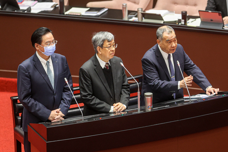 Séance de questions au Yuan législatif le 7 mars : au centre, le Premier minitre Chen Chien-jen, à gauche le ministre des Affaires étrangères Joseph Wu, à droite, le ministre de la Défense Chiu Kuo-cheng (Photo : CNA)