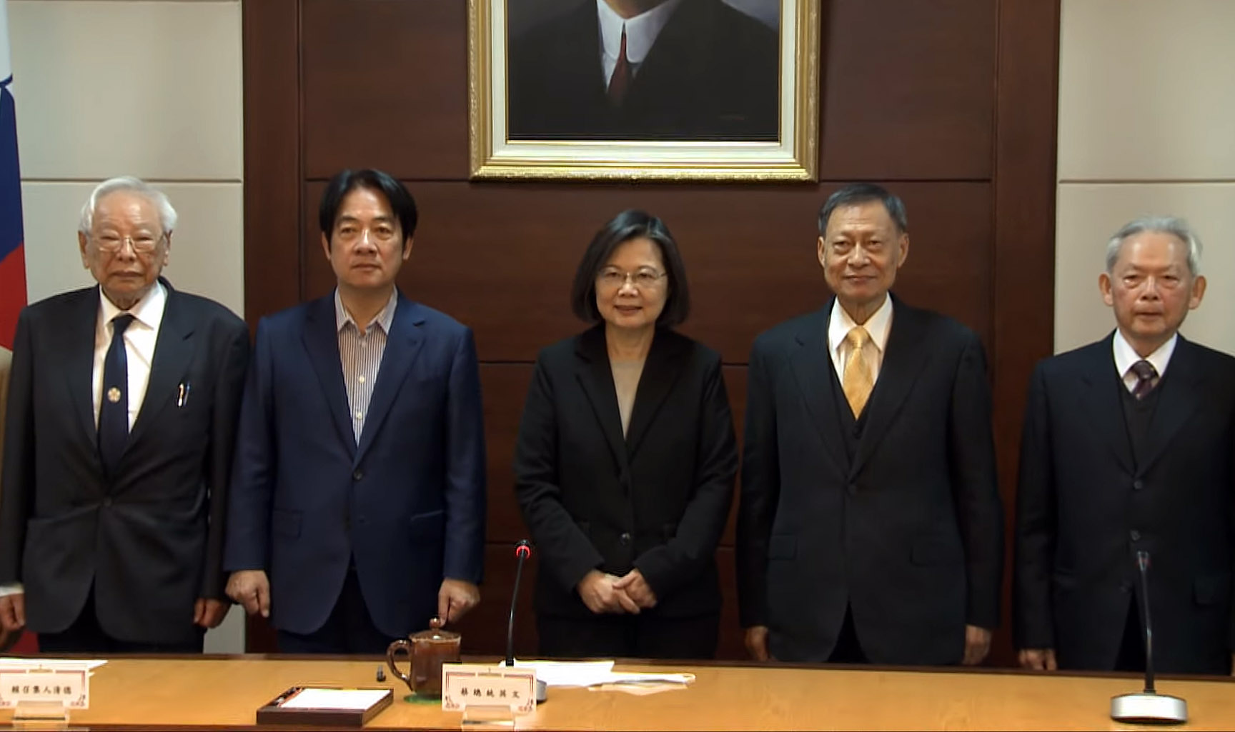 1ère réunion du panel chargé de conseiller la nomination des nouveaux juges constitutionnels (Image : YouTube「presidentialoffice」)