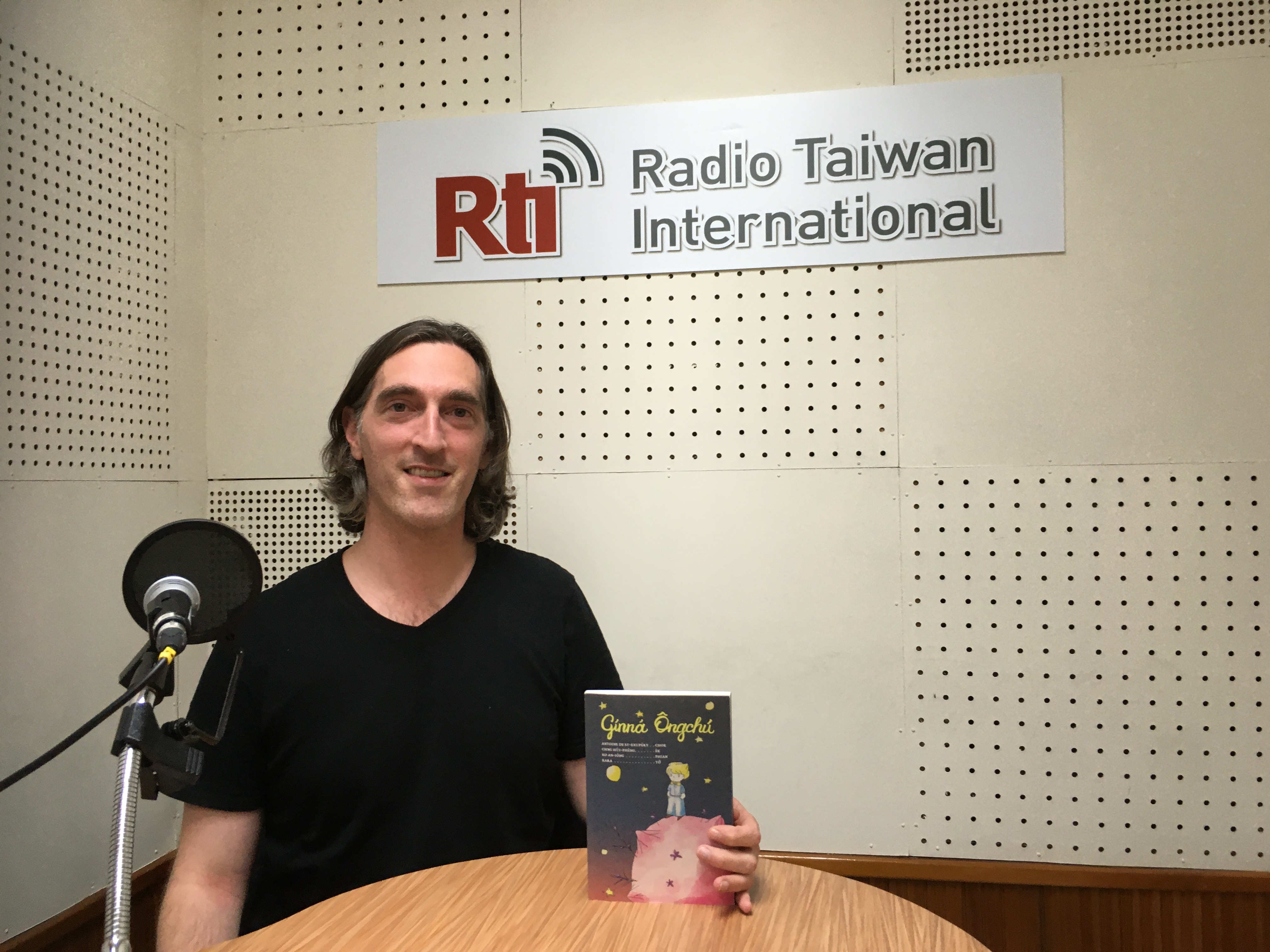 Le Youtubeur Aiong 阿勇 présente le livre Le Petit Prince en taïwanais qu'il a édité (Photo RTI)