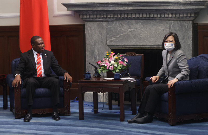 Le ministre des Affaires étrangères de Sainte-Lucie, Alva R. Baptiste, reçu par Tsai Ing-wen (photo CNA)