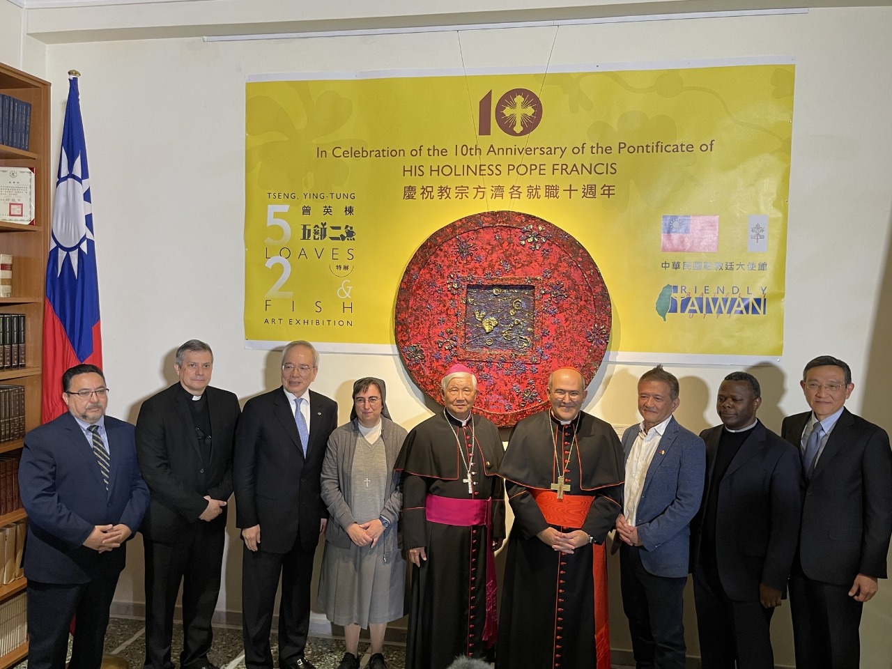 Invités dignitaires au vernisage de l'exposition marquant les dix ans de pontificat du Pape François (photo, ambassade taïwanaise)