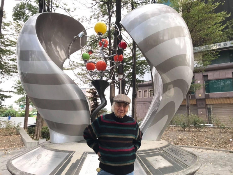 Chung  Yi-ren, l'ancien chef de la 27e brigade, devant le monument du camp de Kancheng qui commémore la lutte contre le massacre du 28 février à Taichung (photo CNA)