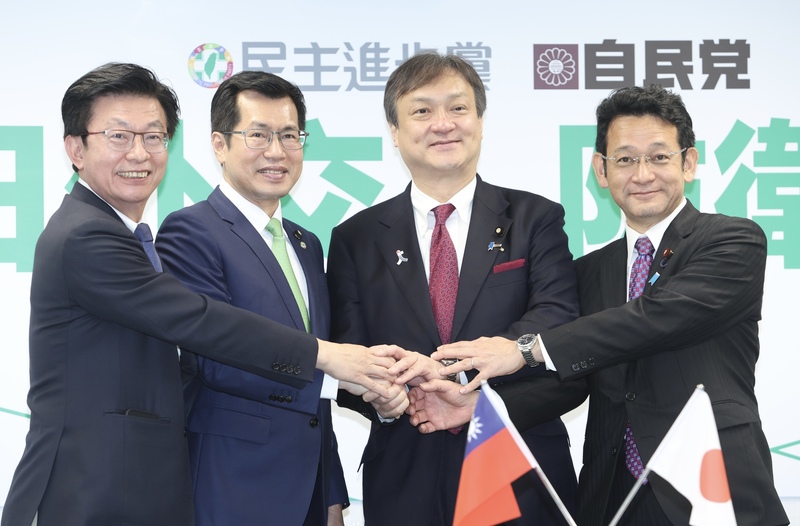 Les parlementaires Lo Chih-cheng; Kuo Kuo-wen; Iwao Horii et Konosuke Kokuba qui ont participé au dialogue entre le DPP et le PLD (photo CNA)