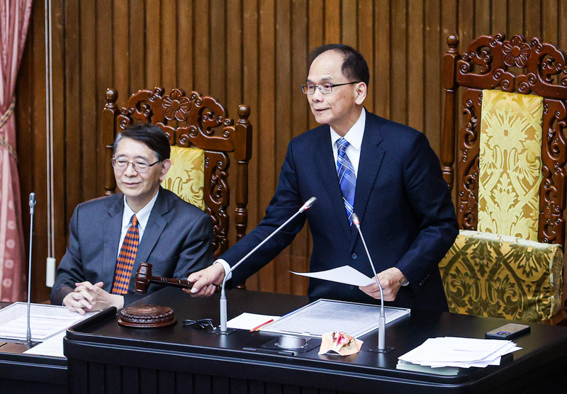 Le président du Yuan législatif Yu Shyi-kun (à d.) annonce l'adoption du budget spécial 2023 (photo CNA)