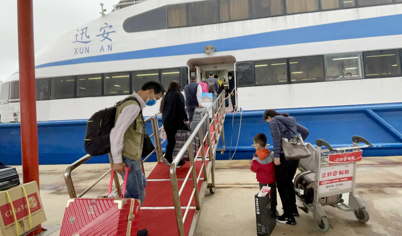 Ferry qui permet les trois mini-liaisons inter-détroit (photo CNA)