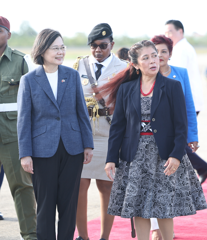 Tsai Ing-wen, gauche, arrive au Bélize, allié diplomatique d'Amériique centrale, où elle est accueillie par la Gouverneuse générale du Belize Froyla Tzalam, avant droite. (photo CNA)