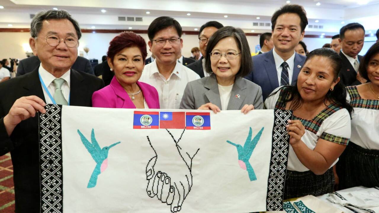 La présidente Tsai Ing-wen (1er plan, 3e à g.) reçoit une broderie consacrée à l'amitié entre Taïwan et le Bélize (photo, RTI/O-Y)