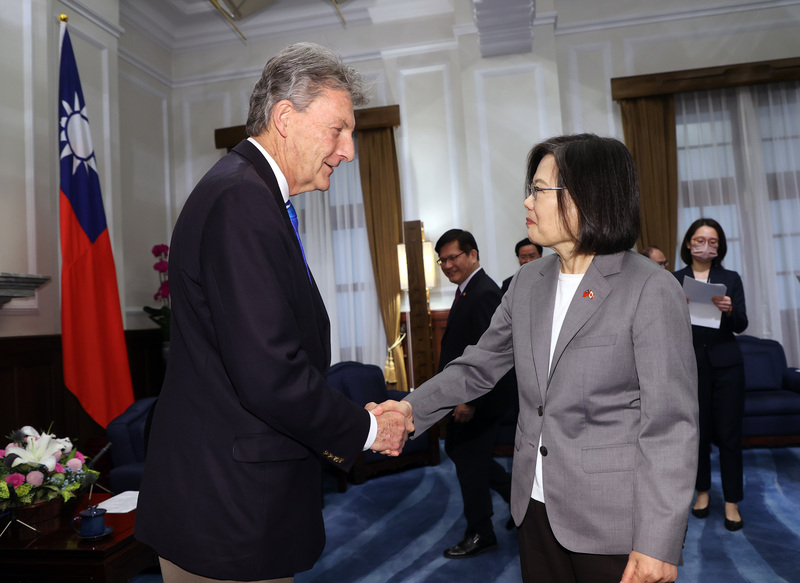 rencontre entre la délégation canadienne représentée par John McKay et la présidente Tsai Ing-wen (photo CNA)