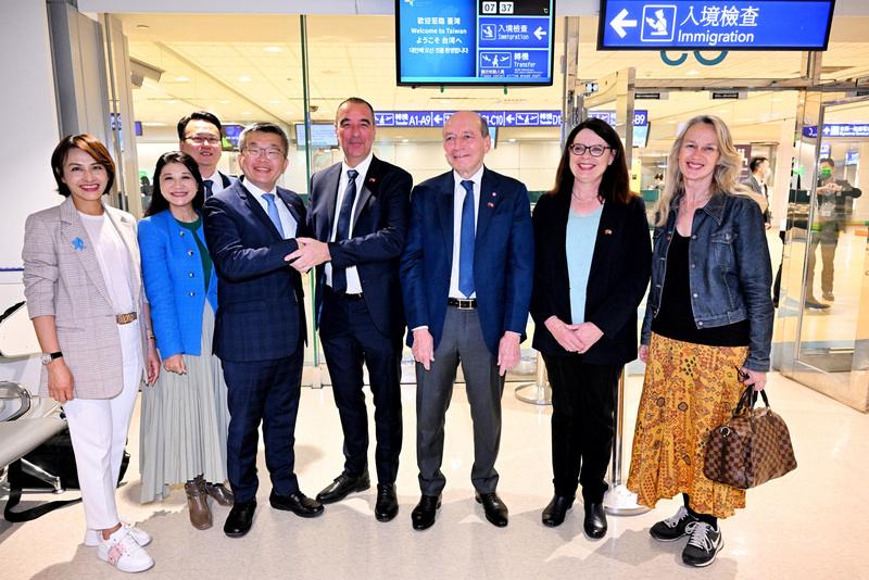 Réception de la délégation de députés français à l'aéroport de Taoyuan (photo : CNA)
