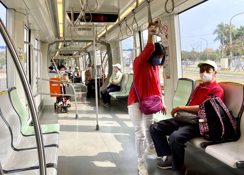 À partir du 17 avril, les masques ne sont plus obligatoires dans le métro (photo : CNA)
