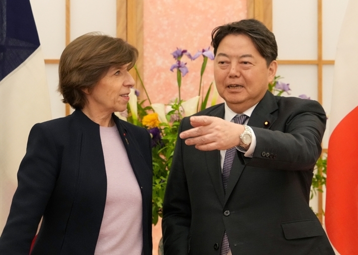 Catherine Colonna (à g.), ministre française des Affaires étrangères, et son homologue japonais Yoshimasa Hayashi (à d.) (twitter@mofaJapan)