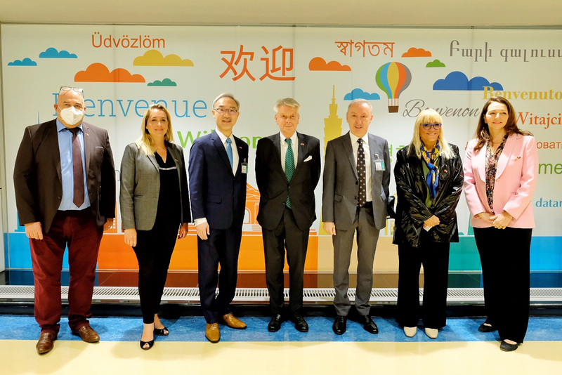 Le vice-président du Sénat français arrive à Taïwan, accueilli par le vice-ministre des Affaires étrangères et le directeur du BFT (photo CNA)