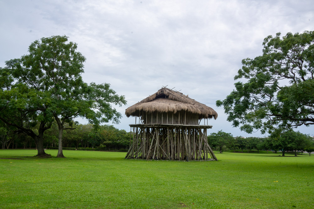 Une reconstitution d'une maison des adolescents, appelée takuban en langue puyuma