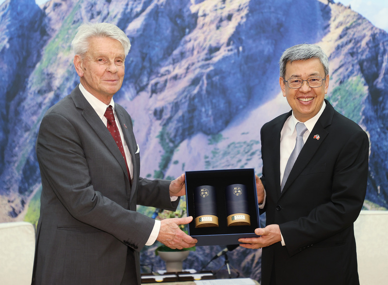 Le sénateur français Alain Richard (à g.) reçu par le Premier ministre Chen Chien-jen (à d.) (photo CNA)