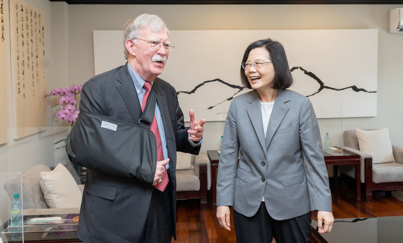 La présidente Tsai Ing-wen (蔡英文) reçoit l'ancien  conseiller à la sécurité nationale des Etats-Unis John Bolton (photo CNA)