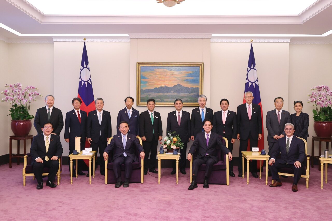 La délégation parlementaire japonais reçue par le vice-président Lai Ching-te (2e à d. au 1er rang)  (photo, bureau présidentiel)