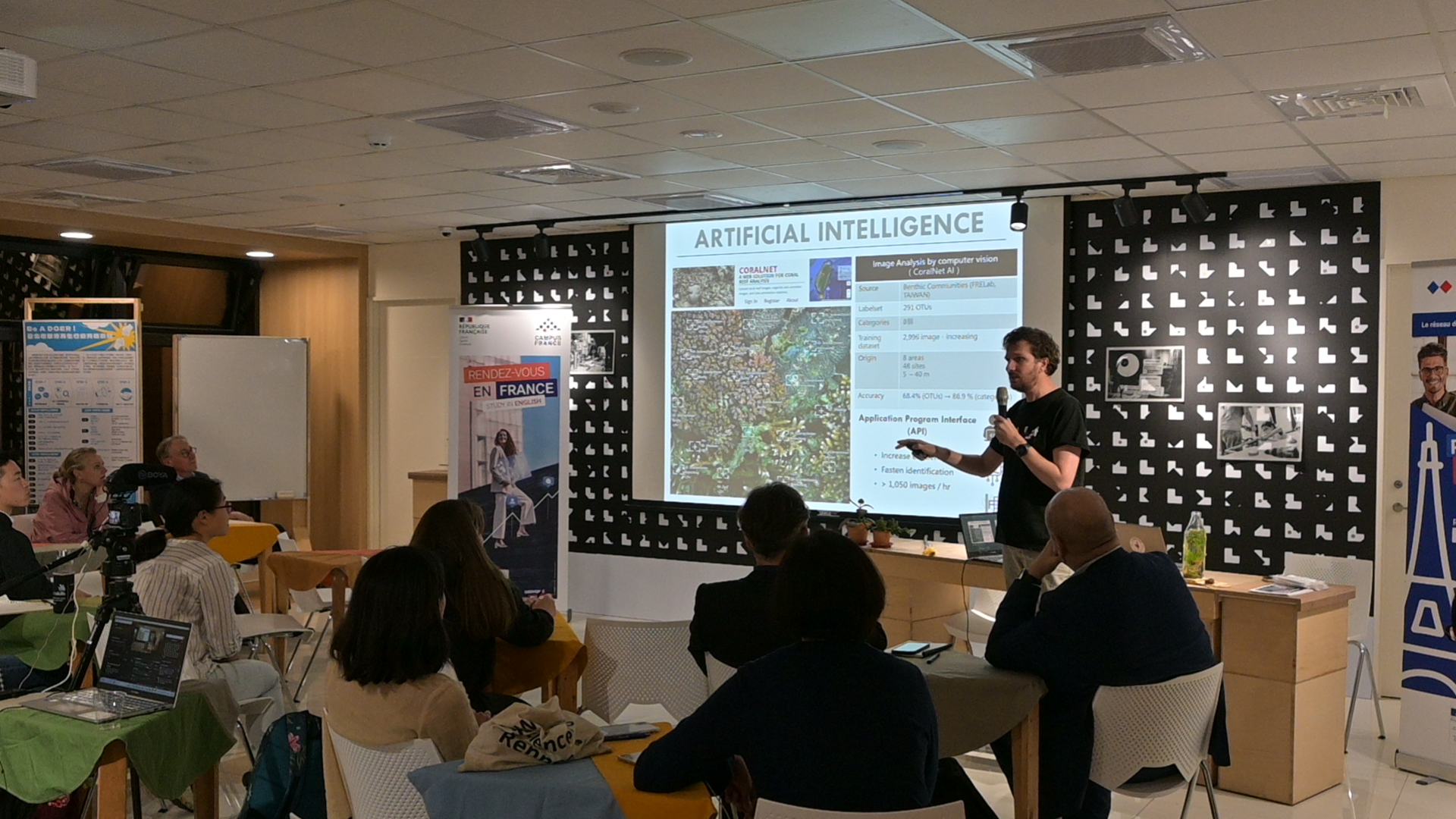 Le chercheur Denis Vianney lors du Café scientifique d'avril 2023 organisé par le Bureau français de Taipei (photo : page FB du BFT)