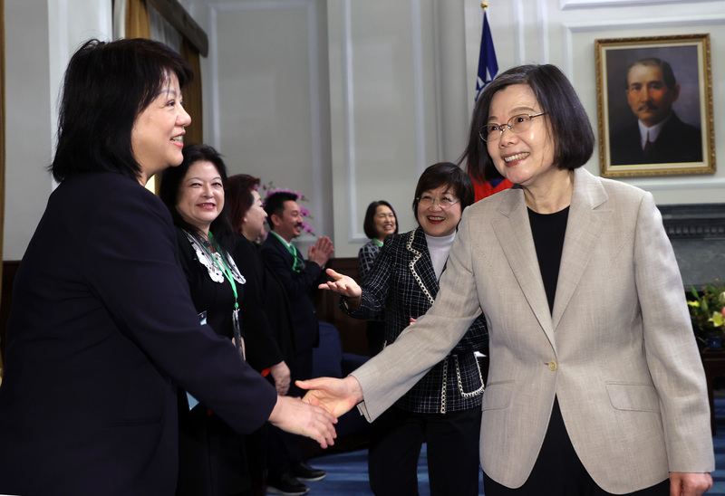 La présidente Tsai Ing-we (蔡英文, droite) reçoit le 8 mai une délégation de la Fédération des chambres de commerce taïwanaises d'Amérique du Nord (photo CNA)