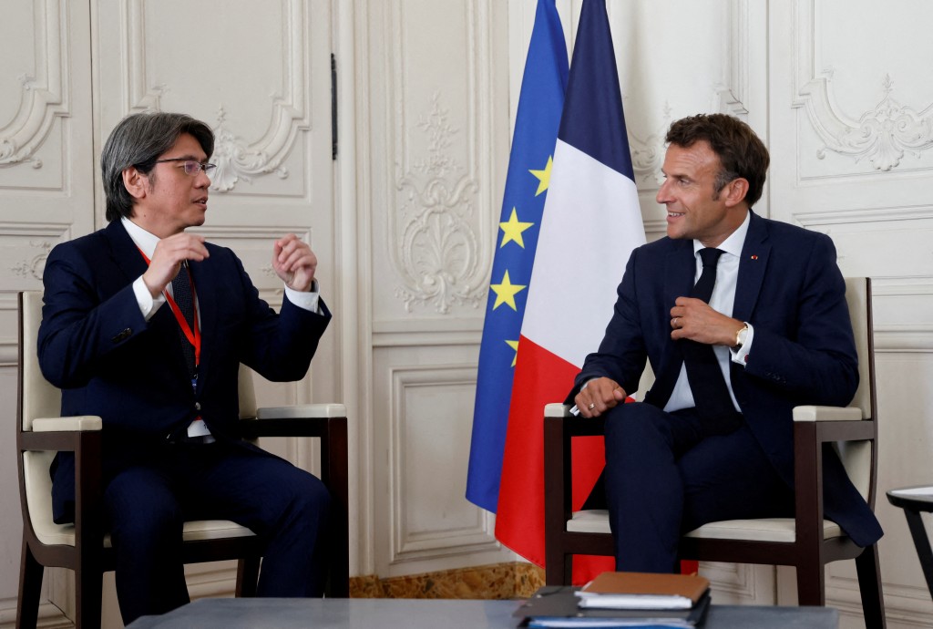 Vincent Yang, fondateur et directeur général de ProLogium, reçu par le président français Emmanuel Macron en juillet 2022 (photo Reuters)