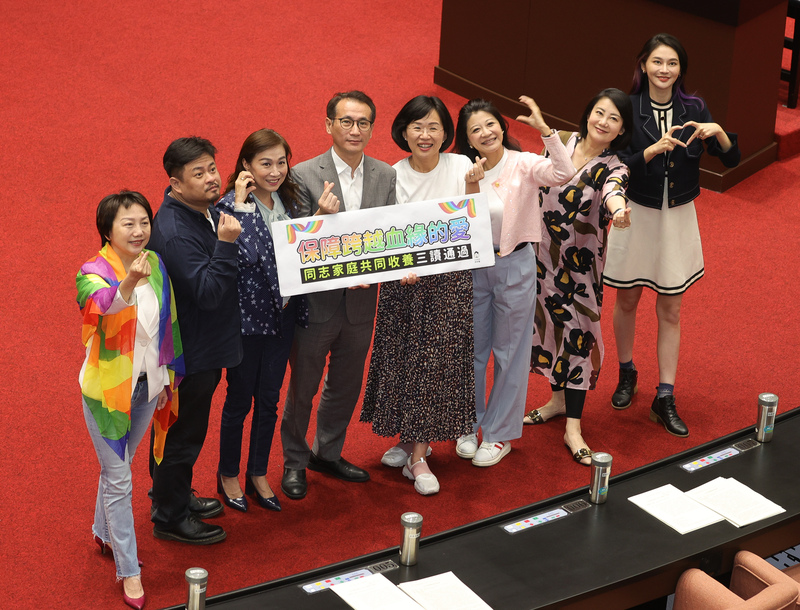 Les députés, dont Fan Yun (DPP), aux couleurs de l'arc en ciel, se félicitent de l'approbation par le Yuan législatif qui ouvre l'adoption aux couples homosexuels (photo CNA)