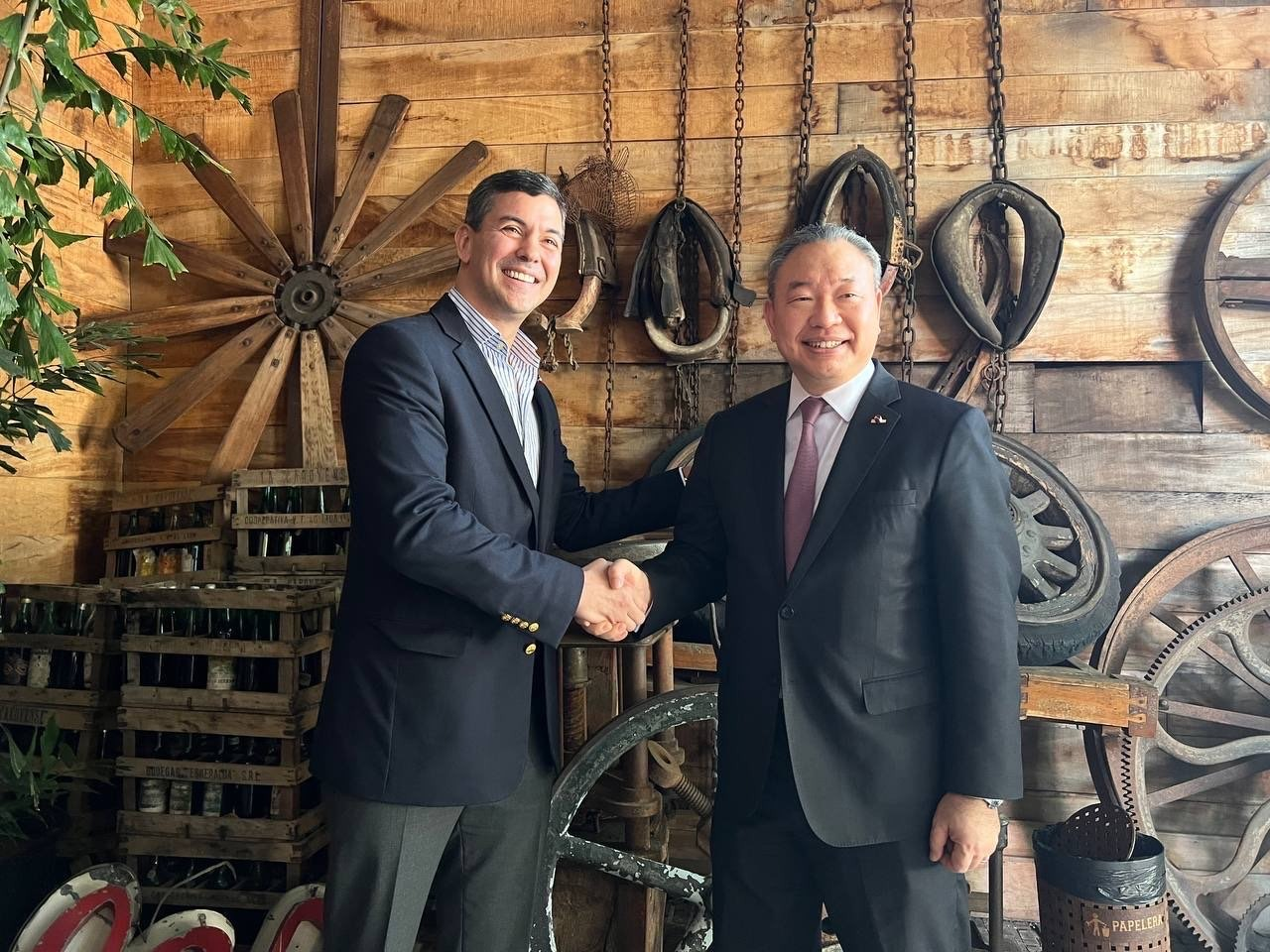 Le vice-ministre des Affaires étrangères Alexander Yui Tah-ray (俞大㵢) et le président élu du Paraguay Santiago Peña (Photo Ministère des Affaires étrangères)