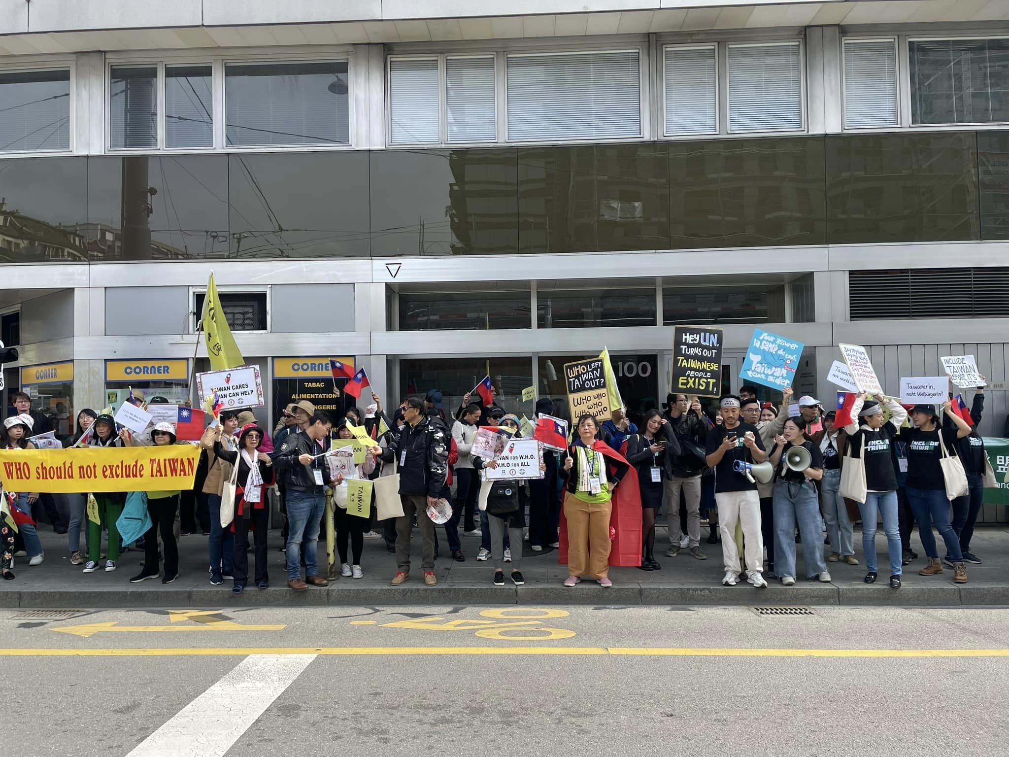 En mai 2023, manifestation taïwanaise à Genève en marge de l'AMS (photo : 吳依潔, directrice exécutive du bureau du State Building Party dans le sud de Taïwan)