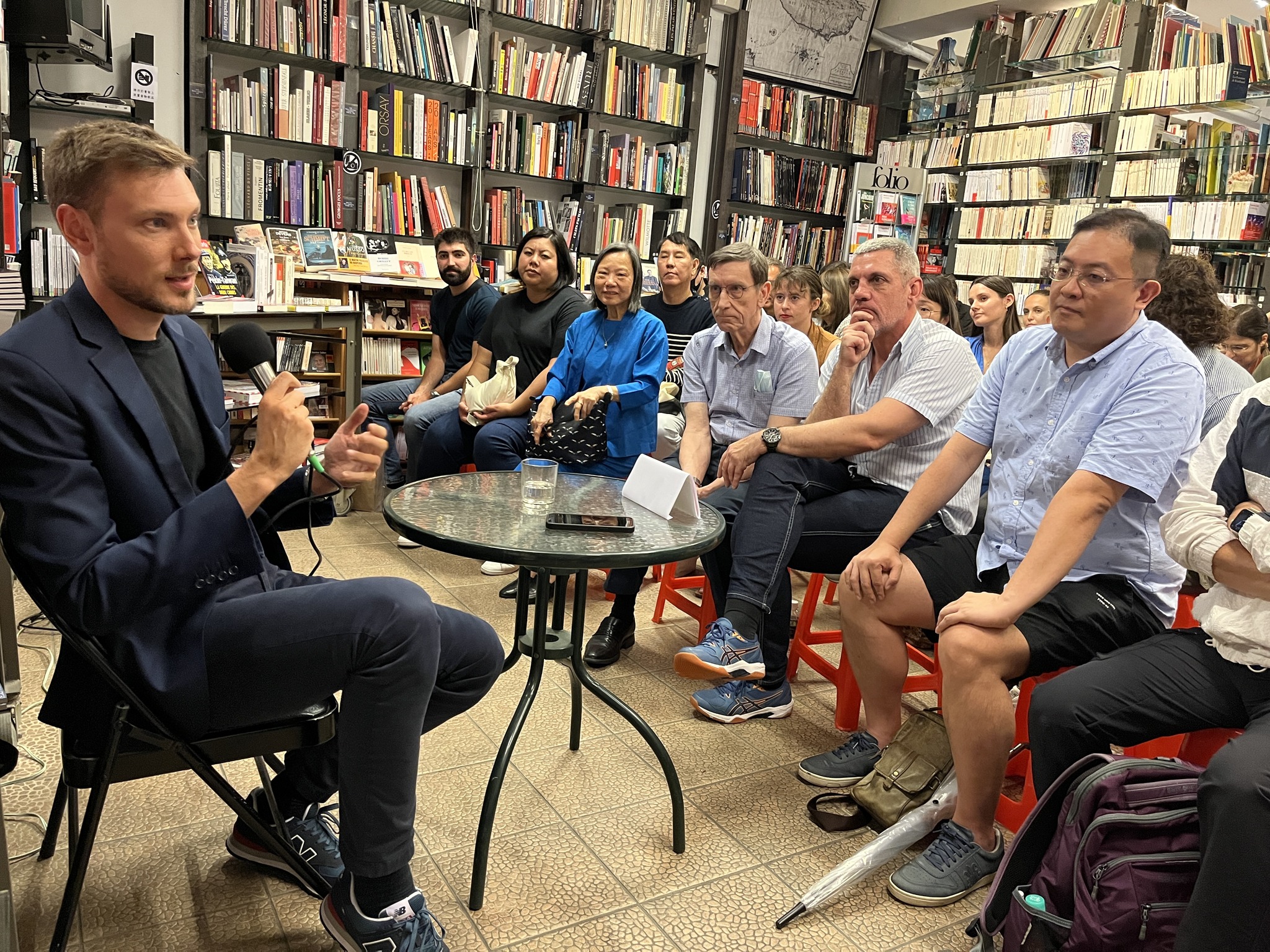 Antoine Bondaz à la librairie Le pigeonnier à Taipei (photo facebook Le pigeonnier)