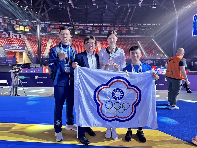 Lo Chia-ling, deuxième à partir de la droite, médaillée olympique taïwanaise en Taekwondo, a remporté sa deuxième médaille d’argent d’affilée aux championnats du monde (Photo remise par Liu Cong-da pour CNA)