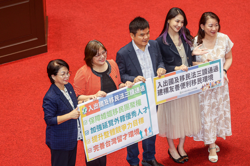 Des députés ayant porté l'amendement qui permet d'assouplir les conditions de séjour pour attirer des talents étrangers (photo CNA)