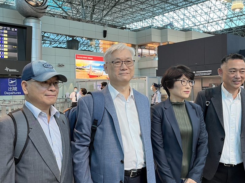 Andrew Hsia (2e à g.) part en Chine pour le 15e forum interdétroit (Photo CNA)