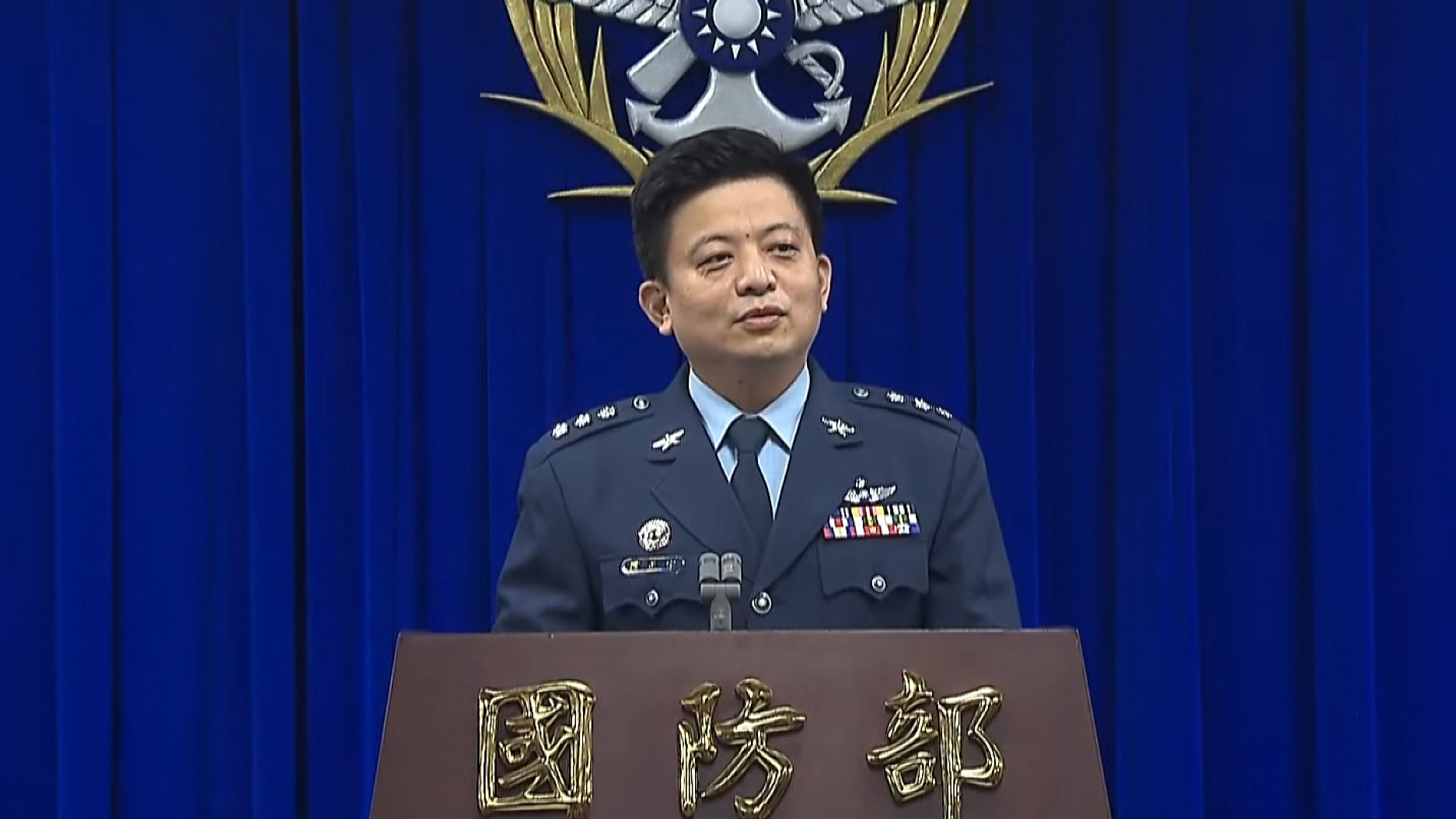 Le colonel Luo Cheng-yu (羅正宇), officier du renseignement du bureau du sous-secrétaire de l’état-major du renseignement, lors de la conférence de presse régulière du MND le 27 juin 2023 (photo RTI)