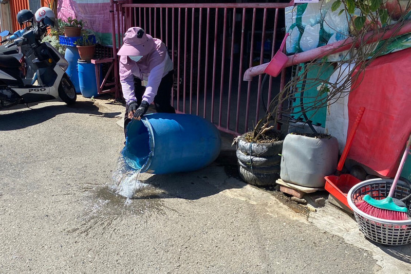 Avec l'augmentation des cas de dengue, la population est appelée à vider et nettoyer les récipients d'eau stagnante (photo CNA)
