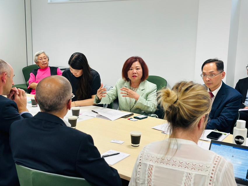 La ministre taïwanaise du Travail Hsu Ming-chun (2e à d.) s'entretient avec des responsables français à divers sujets (photo, ministère du Travail)