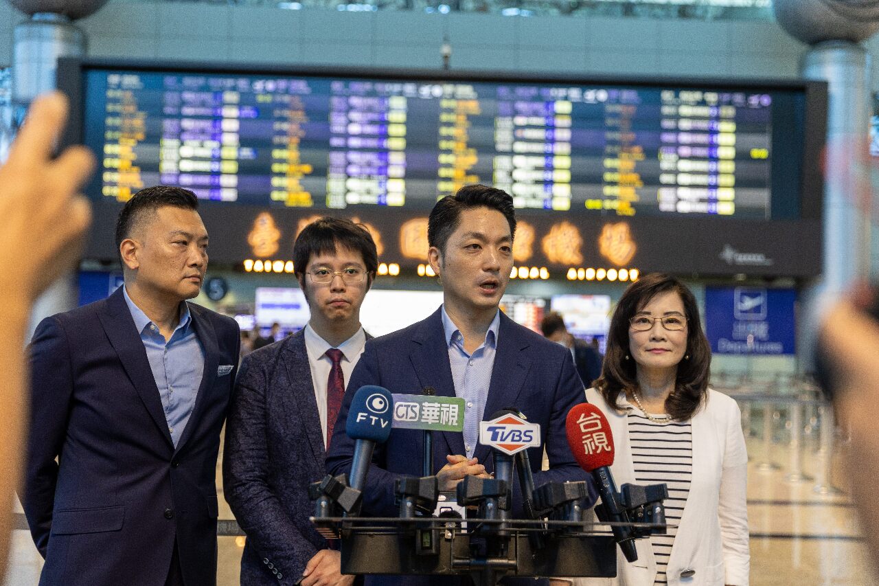 Le maire de Taipei Chiang Wan-an (2e à d.) s'exprime à l'aéroport avant de s'envoler pour Singapour (photo, mairie de Taipei)