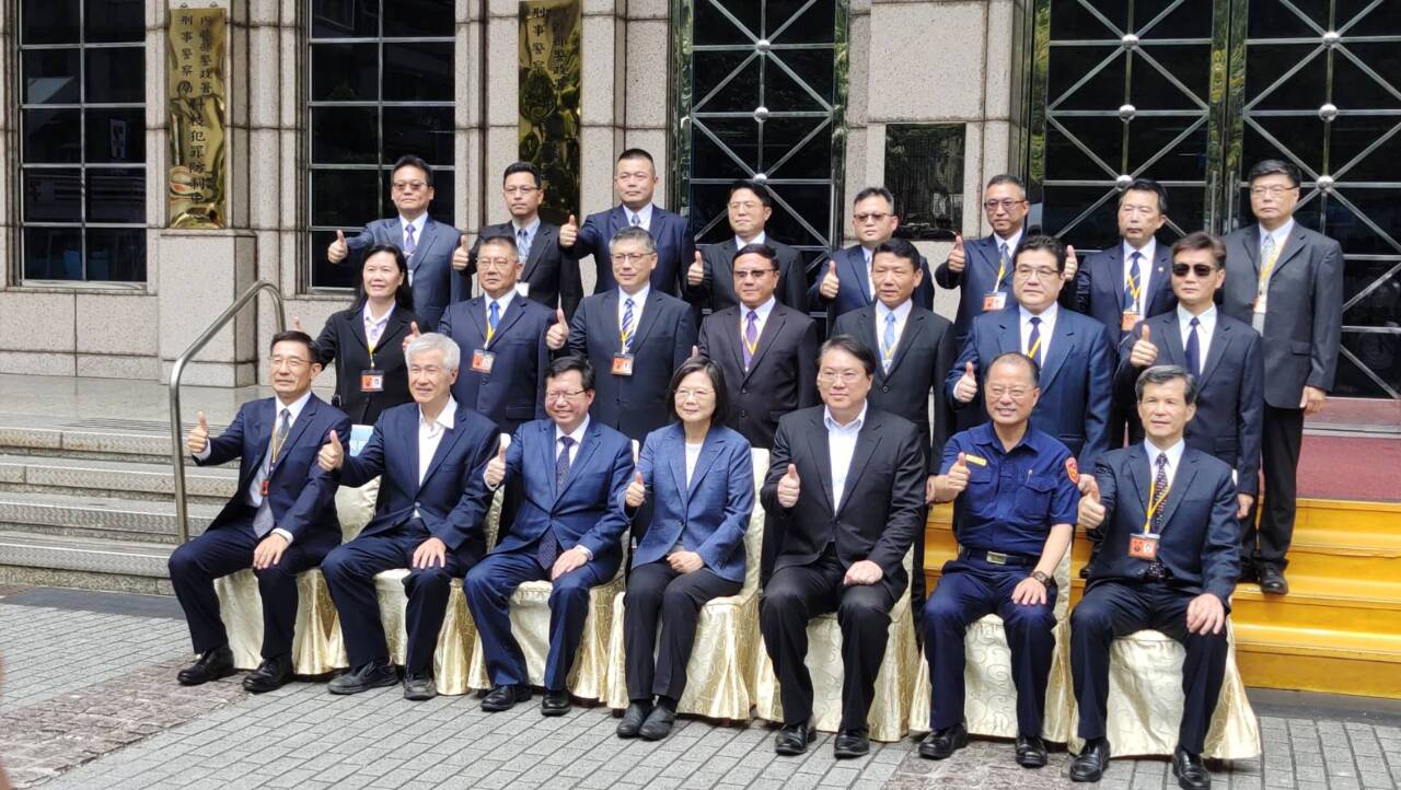 La présidente Tsai Ing-wen en inspection dans la police nationale (photo Rti/Wang)