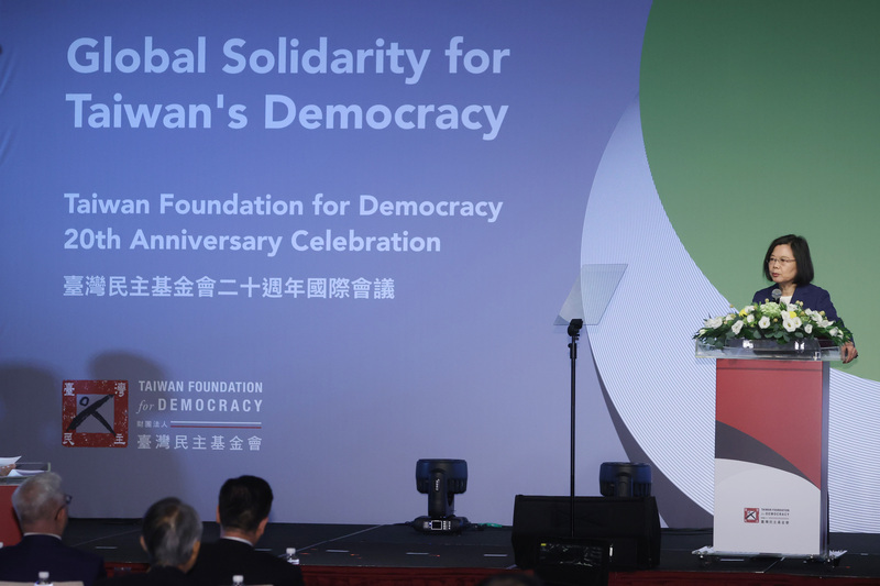 la Présidente Tsai Ing-wen a ouvert la conférence internationale organisée à l’occasion du 20e anniversaire de la Fondation taïwanaise pour la démocratie (photo CNA)