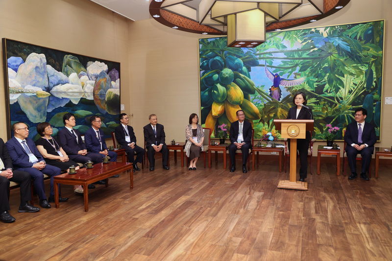 La présidente taïwanaise Tsai Ing-wen reçoit les Chambres du commerce taïwanaises dans le monde, pour les remercier de leur soutien et solliciter leur appui pour la demande d'adhésion au CPTPP (photo CNA)