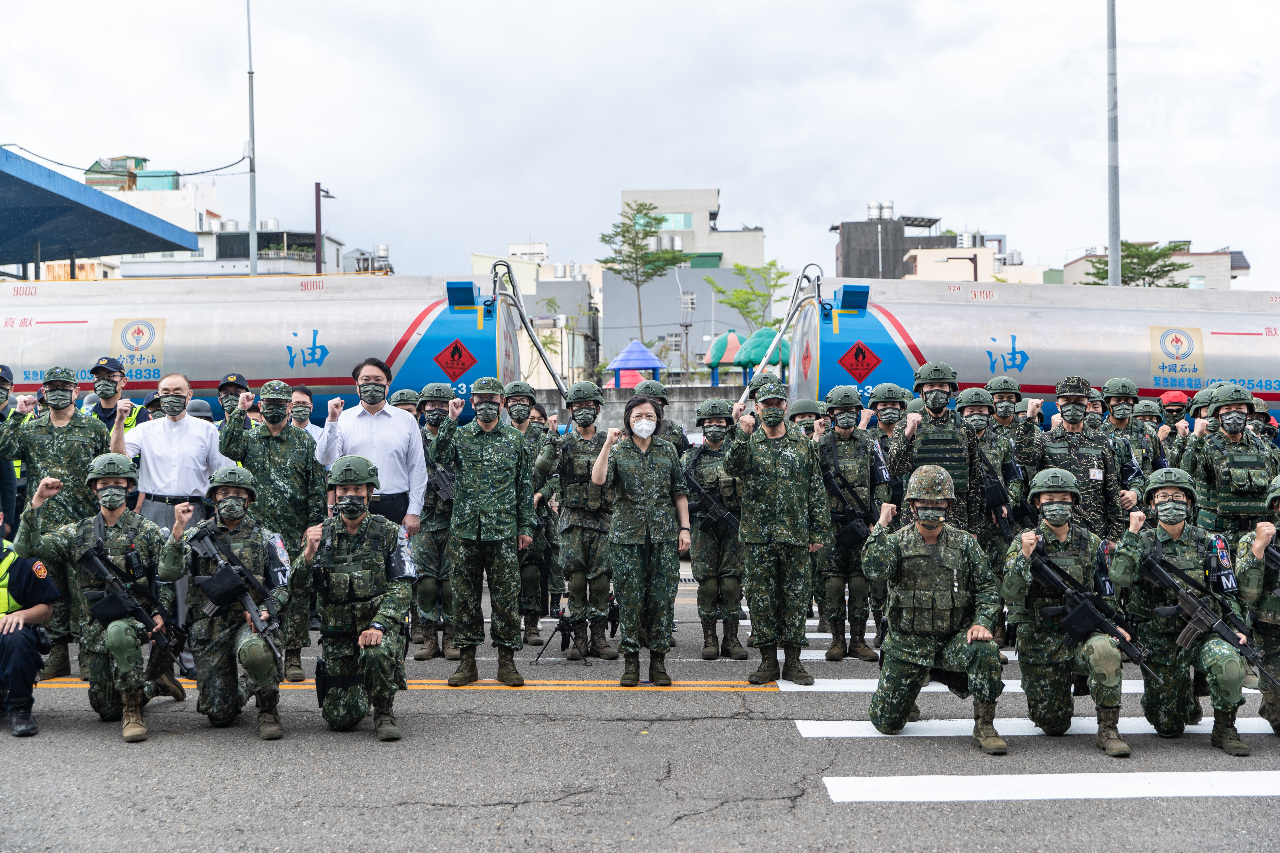 La chef de l'Etat surveille les exercices militaires à Taoyuan (photo, presse militaire)