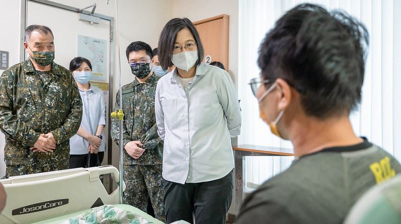 Tsai Ing-wen rend visite aux soldats à l'hôpital des trois armées à Taipei (photo, Présidence)