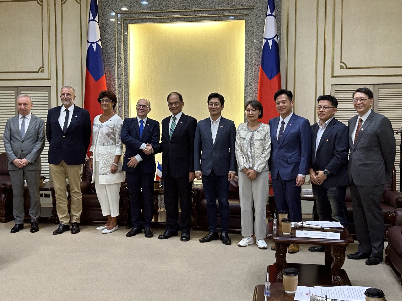 La délégation sénatoriale française reçue au Yuan législatif (photo, Rti/Chao)