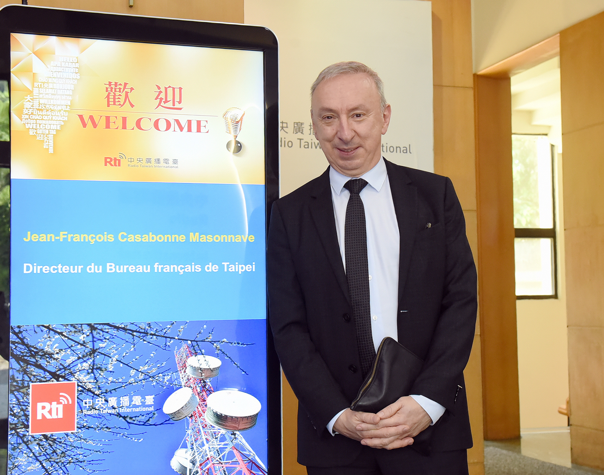 Le directeur du BFT, M. Casabonne Masonnave, est reçu à RTI (photo RTI)