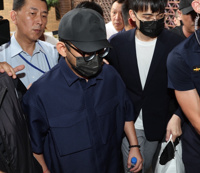 Le présentateur de télévision Mickey Huang condamné à 2 ans de prison avec sursis et une amende de plus de 1,2 million de dollars taïwanais pour avoir téléchargé des vidéos pédopornographiques, une condamnation jugée trop légère par une partie de l’opinion publique et des députés du DPP et du TPP (photo : CNA)