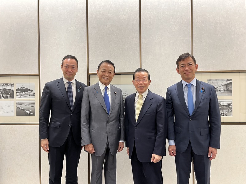 C'est accompagné du représentant taïwanais au Japon Frank Hsieh (謝長廷) que l'ancien Premier ministre nippon Tarō Asō a embarqué ce matin à l'Aéroport de Haneda dans un vol en direction de Taïwan (Image : Bureau de représentation économique et culturel de Taipei au Japon / CNA)