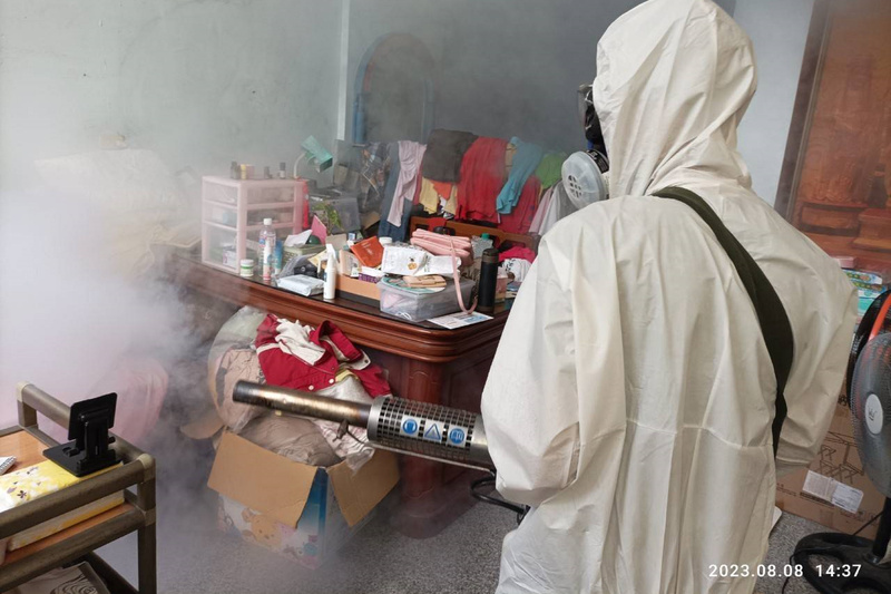 Opération de démoustication à Tainan, dans un effort contre la propagation de la dengue (photo CNA)