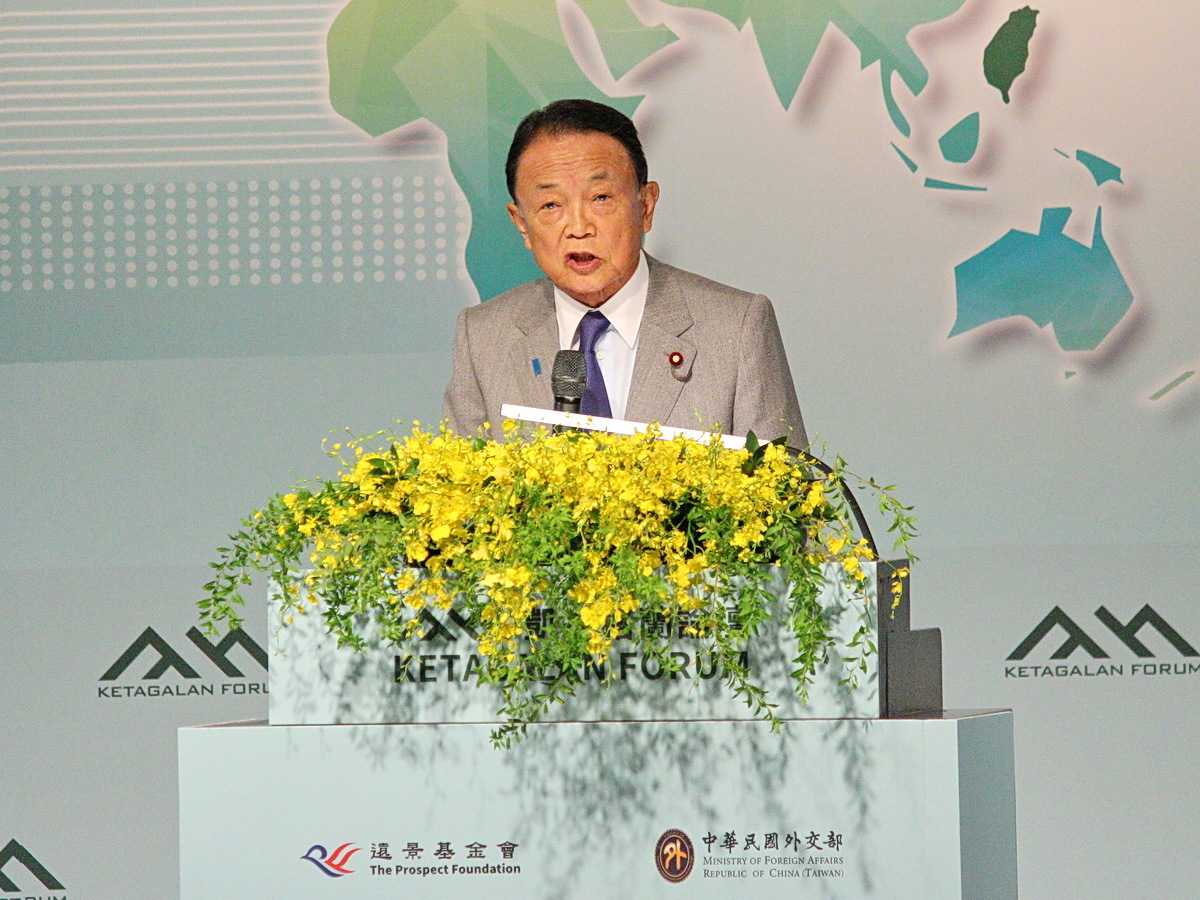 L'ancien Premier ministre japonais Tarō Asō assistant au Forum Ketagalan (photo, Rti/Wang)