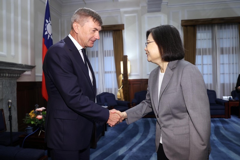 L'ancien Premier ministre estonien Andrus Ansip reçu par la présidente Tsai Ing-wen (photo, CNA)