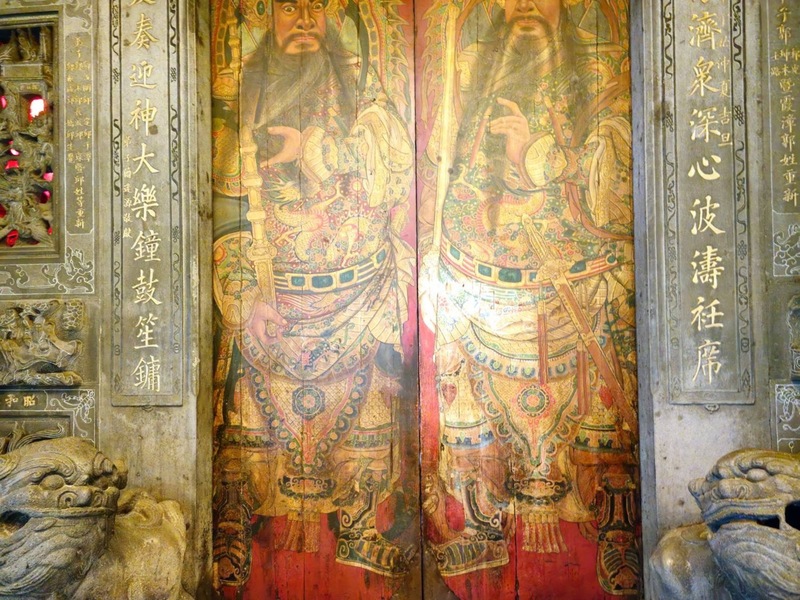 Peinture endommagée de dieux sur la porte d’un temple classé monument historique (photo CNA)