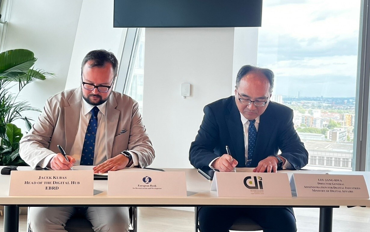 Le directeur du Hub numérique de la BERD Jacek Kubas (à g.) et le directeur de l'Administration numérique de Taïwan Leu Jang-hwa (à d.) signent un protocole d'entente de coopération (photo, adm numérique)