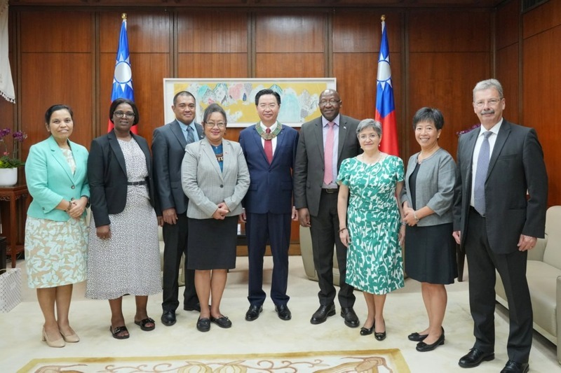 Le ministre des Affaires étrangères Joseph Wu (au centre) reçoit les ambassadeurs de quatre alliés diplomatiques auprès des Nations Unies (photo, CNA)