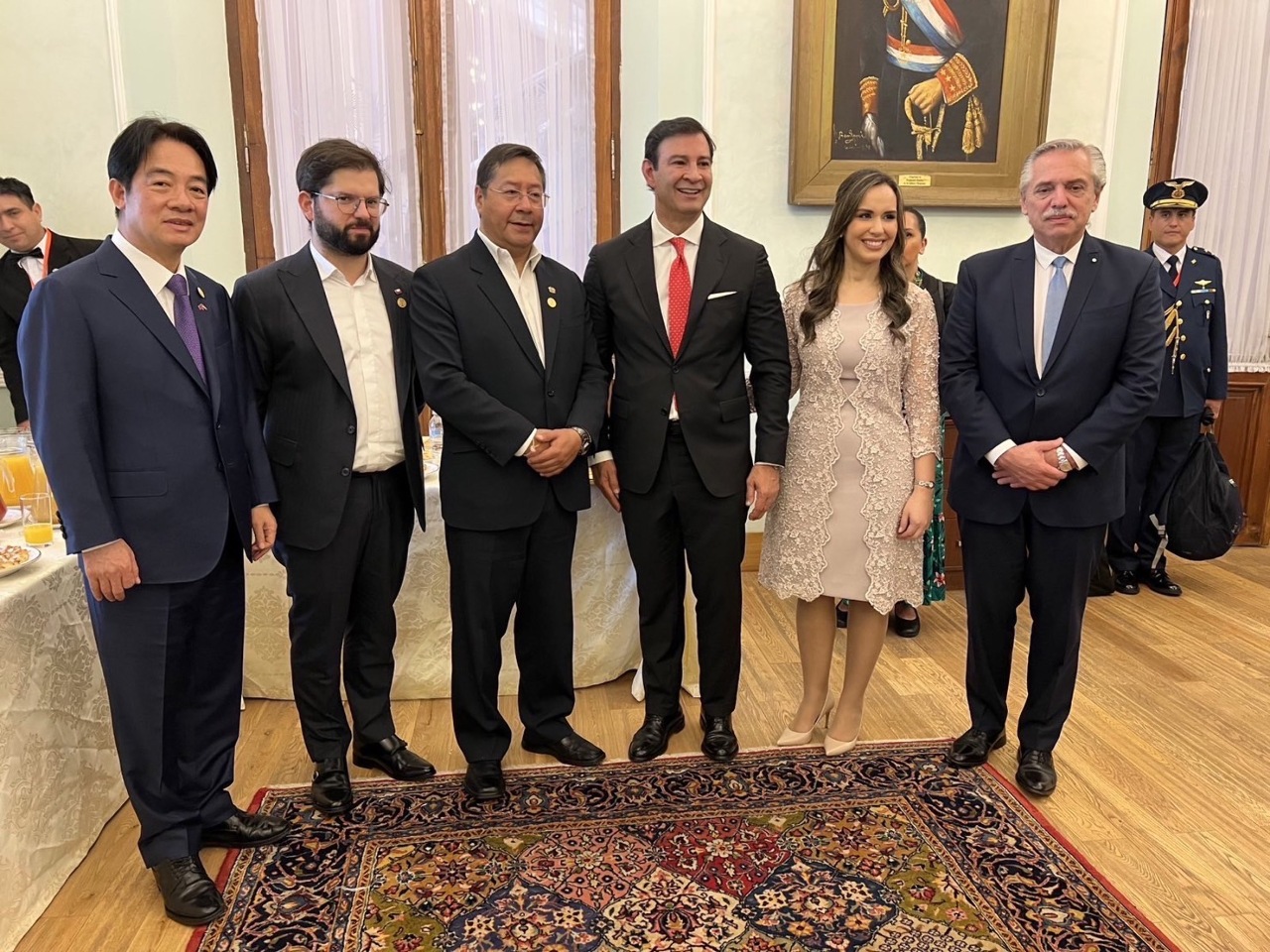 Le vice-président Lai Ching-te (1er à g.) rencontre (de g. à d.)  le président chilien Bagriel Boric, le président bolivien Luis Arce, le président du Sénat du Paraguay Silvio Ovelar et son épouse, ainsi que le président argentin Alberto Ángel Fernández (photo, délégation vice-présidentielle)
